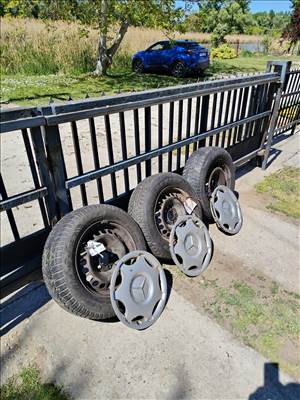  5x100 lyukosztású 15" használt lemezfelni, rajta 195/65 használt Dunlop téli gumi gumi 