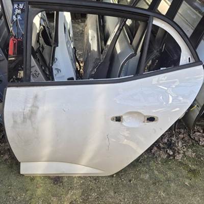 Renault Mégane IV bal hátsó ajtó szerelvények nélkül PICI SÉRÜLÉS