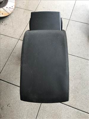 Skoda Octavia III könyöklő 5E0864207