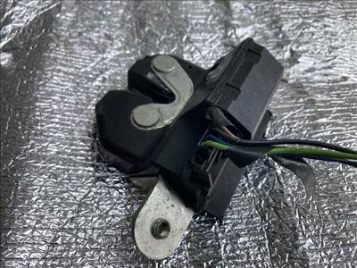 Opel Corsa D csomagtérajtó zárszerkezet  55701971