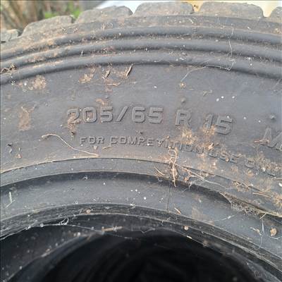  15" használt felni, rajta használt Pirelli versenygumi gumi 