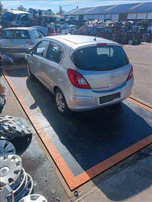 Opel Corsa D 1.4 Jobb első ajtó üresen 