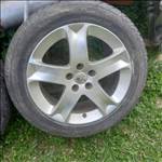  5x108 lyukosztású 17" újszerű (gyári felni) alufelni, rajta 215/55 kopott téli gumi 