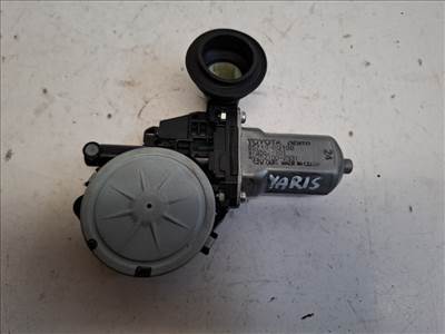 Toyota Yaris (XP130) jobb első ablakemelő motor 857100D100 AV2621002331