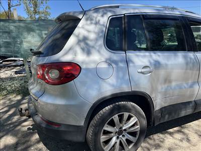 Volkswagen Tiguan I Jobb hátsó negyed LA7W