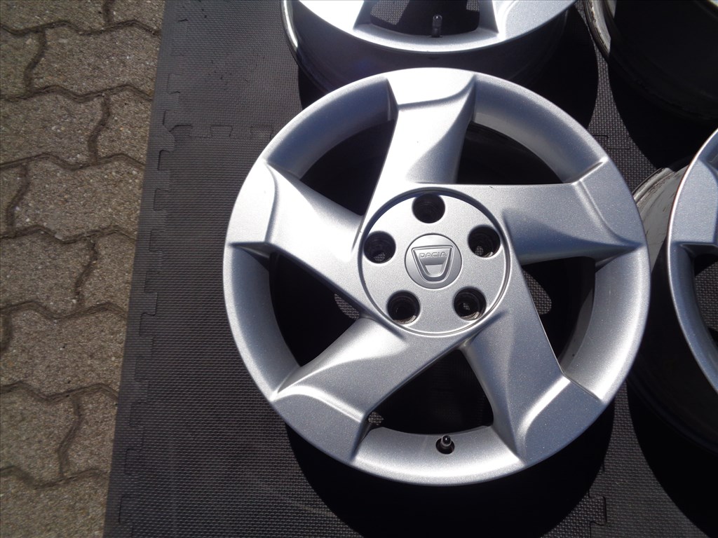 Dacia Duster gyári alufelni 16-os, 5×114.3-as osztóval szép állapotban eladó.  3. kép