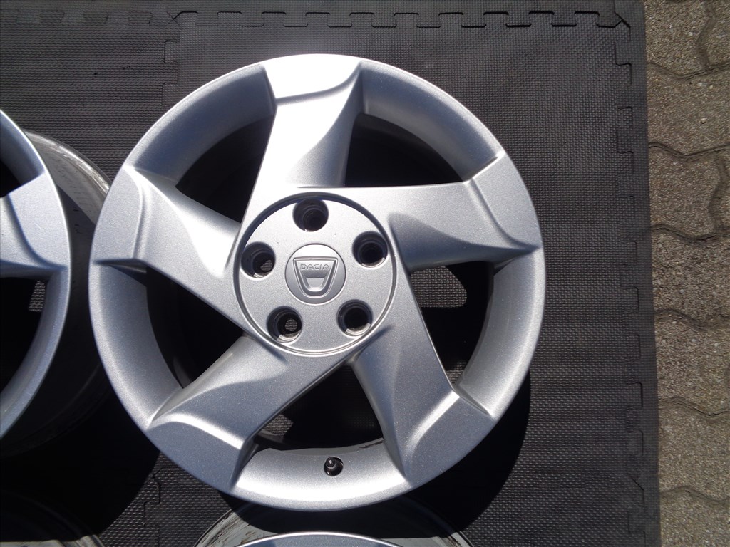 Dacia Duster gyári alufelni 16-os, 5×114.3-as osztóval szép állapotban eladó.  4. kép