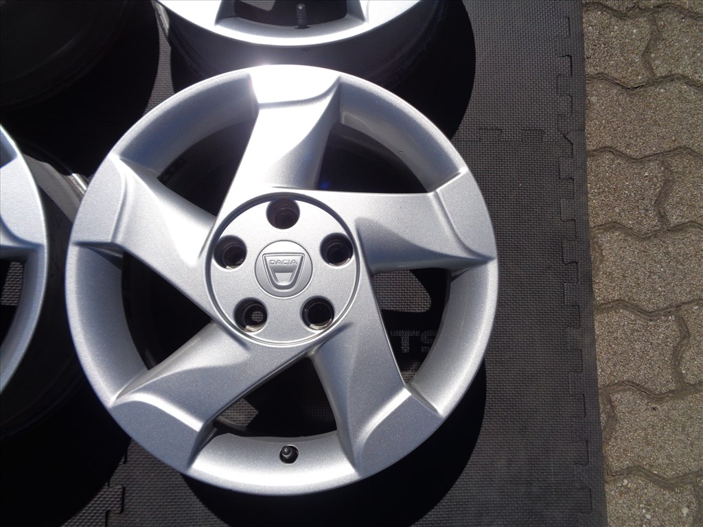 Dacia Duster gyári alufelni 16-os, 5×114.3-as osztóval szép állapotban eladó.  5. kép