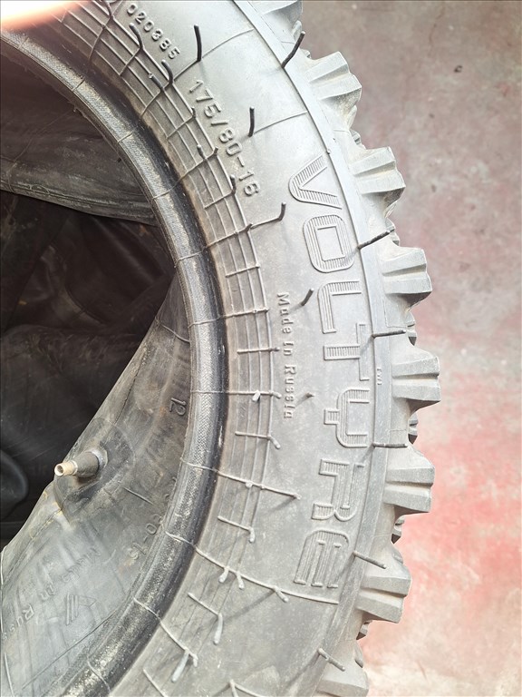 Lada Niva terepes gyári gumiabroncsok újszerű állapotban eladók 2. kép