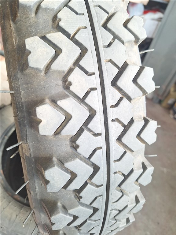 Lada Niva terepes gyári gumiabroncsok újszerű állapotban eladók 3. kép