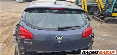 Kia Ceed csomagtérajtó részeivel