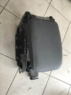 Volkswagen Jetta V könyöklő (képen látható hibával) 