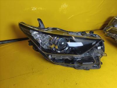 Toyota Auris (E180) Jobb Fényszóró 8111002k30