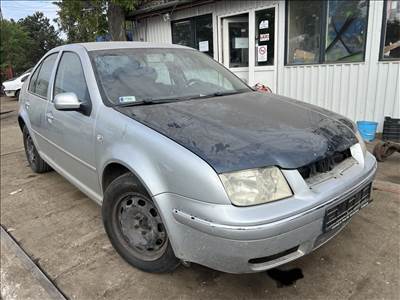 Volkswagen Bora 1.6i bontott alkatrészei