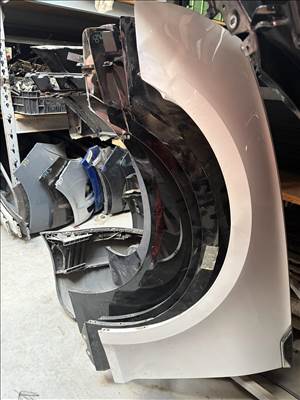 Audi A4 (B9 - 8W) sárvédő  8w0821105a