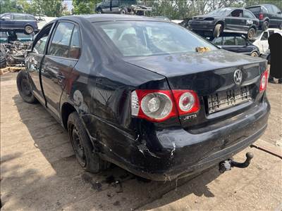 Volkswagen Jetta 1.6i bontott alkatrészei