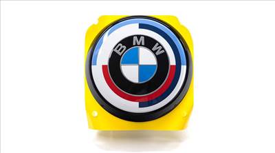 Gyári BMW 50 Yahre 82mm-es csomagtartó embléma NEM kameráshoz G22 G23 G26 G80 M3 G82 G83 M4 51148087198