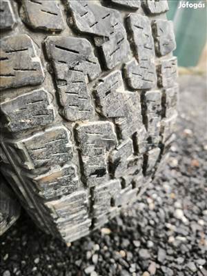  235/6517" újszerű Pirelli négyévszakos gumi gumi