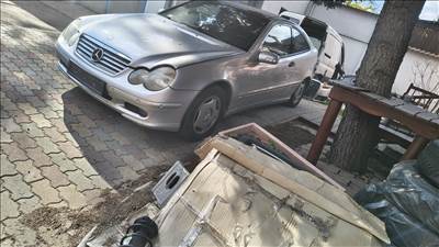 Mercedes C 220 (W203) bontott alkatrészei