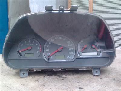 VOLVO V40 Kilóméteróra