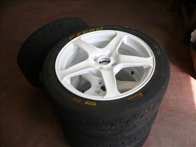 4x108 17" Ford alufelni, Pirelli rallye-slick gumikkal