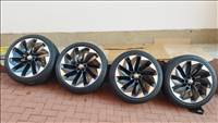 Skoda Enyaq 21"-os gyári alufelni 5×112, 2 db Goodyear és 1 db Bridgestone nyári gumival.