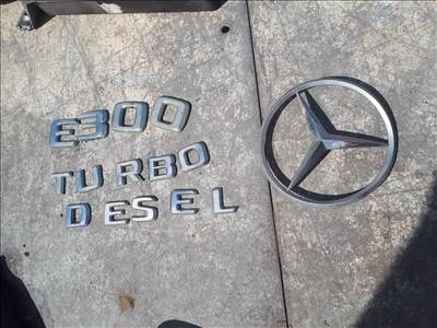 Mercedes E-osztály W210 sedan csomagtérajtó embléma , felirat