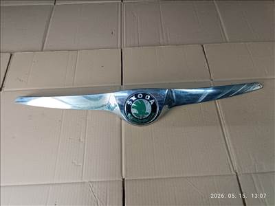 Skoda Fabia ll motorháztetö díszléc  5j0853633a