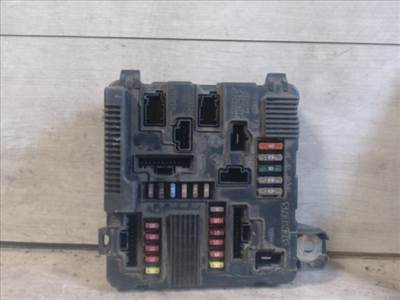 RENAULT MEGANE 02-05 Biztosítéktábla BCM BSI BSM SAM GEM modul Motortér