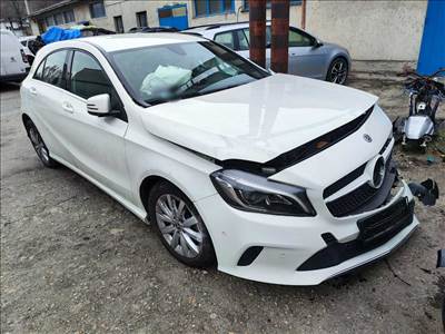 Mercedes A 180 (W176) bontott alkatrészei M270910