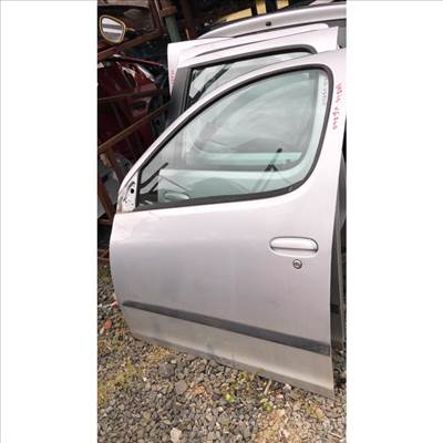 Toyota Yaris Verso bal első ajtó
