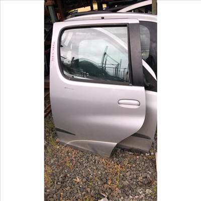 Toyota Yaris Verso bal hátsó ajtó