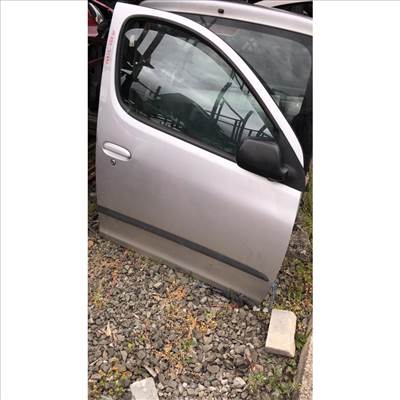 Toyota Yaris Verso jobb első ajtó