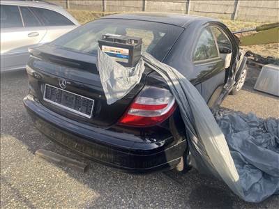 Mercedes C 220 (W203) bontott alkatrészei