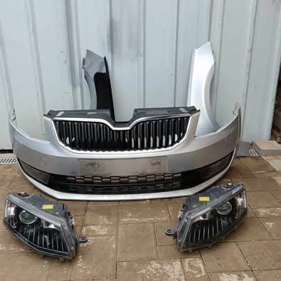 Skoda Octavia III Mosós, radaros lökhárító LA7W eladó