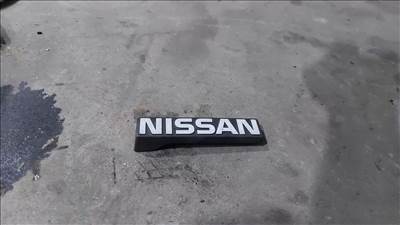 Nissan Terrano WD21 87- Első díszrács Nissan felirat embléma 8113