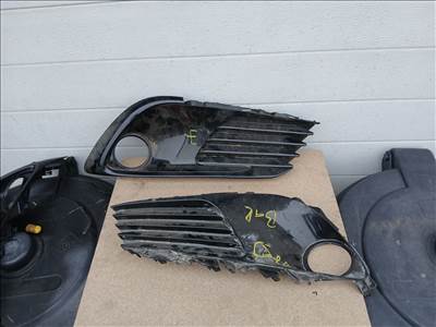 Toyota Auris (E180) bal ködlámpa rács 5204002210-40-50