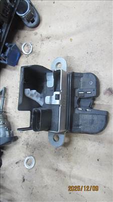 Volkswagen Touran I csomagtérajtó alsó zár (1T0827505J/1T0827505F)