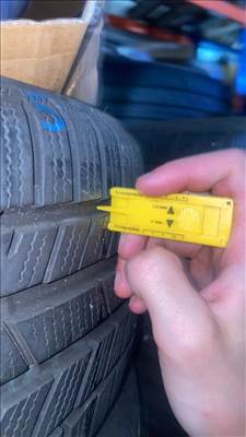  225/4517" használt Toyo Tires téli gumi gumi