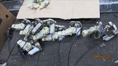 Toyota Yaris (XP10) jobb hátsó Ajtó zárszerkezet elektronikával