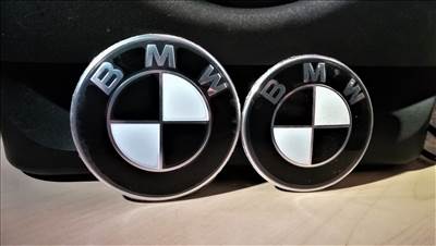 BMW embléma szett fekete-fehér (normál 2 pin) 