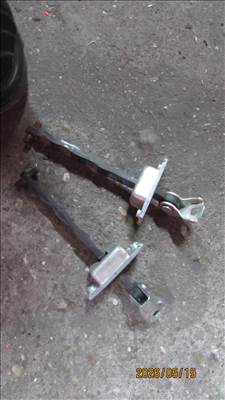 Suzuki Grand Vitara II ajtóhatároló 