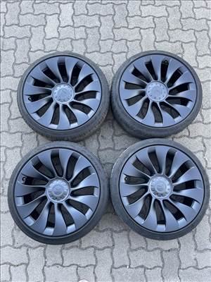 Tesla Model 3 Überturbine új állapotú felni szett pirelli nyári gumival