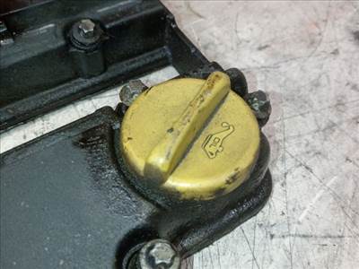 Opel Corsa B 1.2i 16V City Olajbeöntő Sapka *166008*