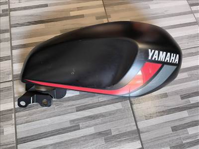 Yamaha XSR125 jobb tankidom