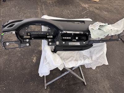 Audi A5 műszerfal SÉRÜLT 8w1857067