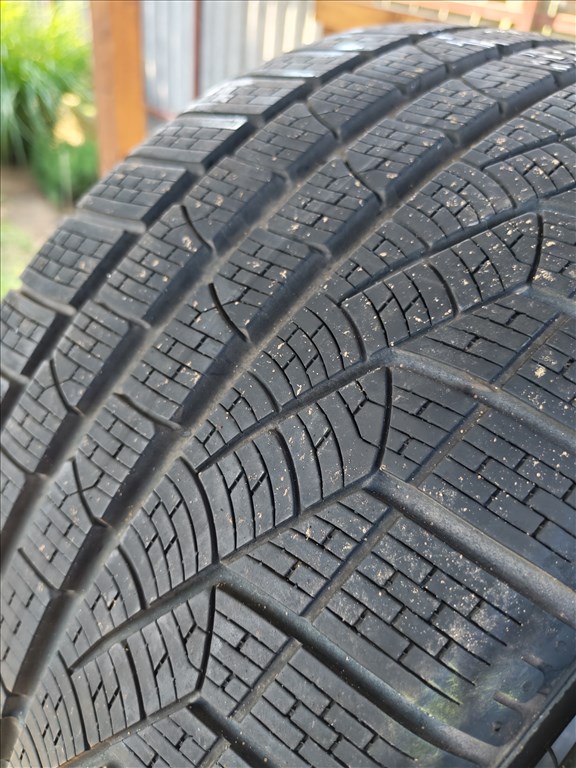 255 35 R19 96V Pirelli Sottozero Winter210 Serie II. DOT 2624  Profilmèlysèg 6,5mm  20000Ft/db 6. kép