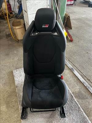 Toyota Yaris GR - Jobb első ülés 