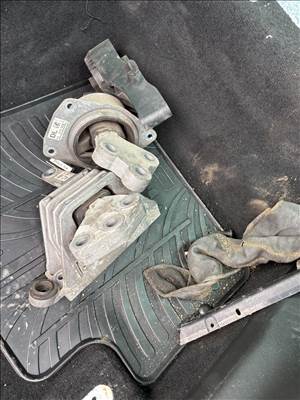 Opel Insignia A motortartó bak 