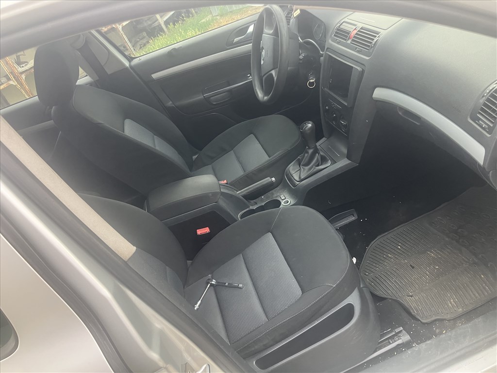 Skoda Octavia II bontott alkatrészei 5. kép